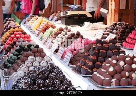 Verschiedene Marzipan Süßigkeiten Kugeln auf den Regalen. Stockfoto