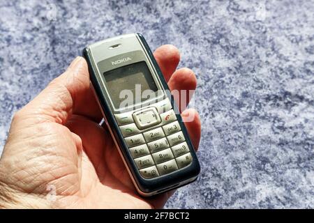 Staubige alte Nokia 1112 Telefon gesehen bessere Tage. SIM-Karten werden nicht mehr erkannt, und es scheint, dass die Tage vorbei sind. Stockfoto