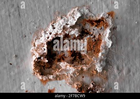 Weiß lackierte Oberfläche mit Spuren von Rost und Korrosion. Roststruktur. Stockfoto