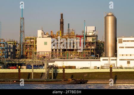 Blick über den Rhein auf den Chempark, ehemals Bayerwerk, Leverkusen, Nordrhein-Westfalen, Deutschland. Blick über den Rhein zum Chempark, Stockfoto