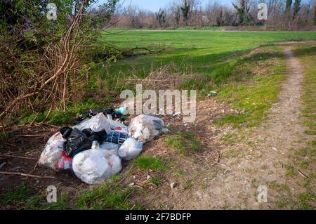 Italien, Lombardei, Müll, der auf dem Land deponiert wird Stockfoto