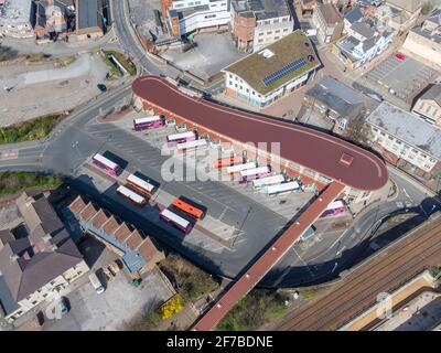 Mansfield Nottingham Bus Station Luftaufnahme über Drohnenwagen und Busse geparkt modernen Transport-Drehscheibe an Passagiere Pendler und Käufer Stockfoto