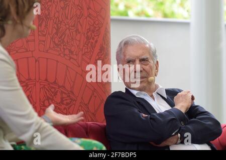 Der peruanische Literaturnobelpreisträger Mario Vargas Llosa nimmt an einer Debatte während der 25. Internationalen Buchwelt Prag auf der Holesovice exhibitio Stockfoto