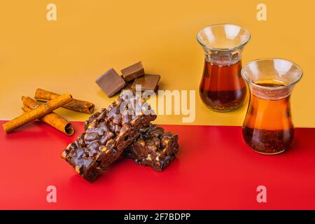 Dessert Chak-Chak in Schokolade . Gebratenes Gebäck mit Honigsirup. Traditionelles tatarisches Dessert Stockfoto