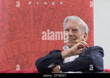 Der peruanische Literaturnobelpreisträger Mario Vargas Llosa nimmt an einer Debatte während der 25. Internationalen Buchwelt Prag auf der Holesovice exhibitio Stockfoto