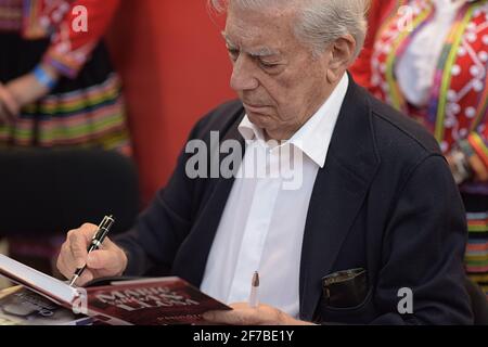 Der peruanische Literaturnobelpreisträger Mario Vargas Llosa nimmt an einer Debatte während der 25. Internationalen Buchwelt Prag auf der Holesovice exhibitio Stockfoto