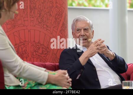 Der peruanische Literaturnobelpreisträger Mario Vargas Llosa nimmt an einer Debatte während der 25. Internationalen Buchwelt Prag auf der Holesovice exhibitio Stockfoto