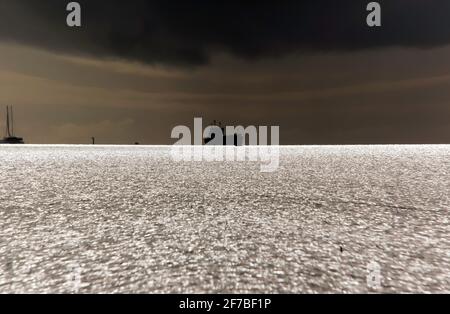 Dramatische Tele-Ansicht mit Blick auf die Korallenmeer, von der Esplanade, North Cairns, North Queensland, Australien Stockfoto