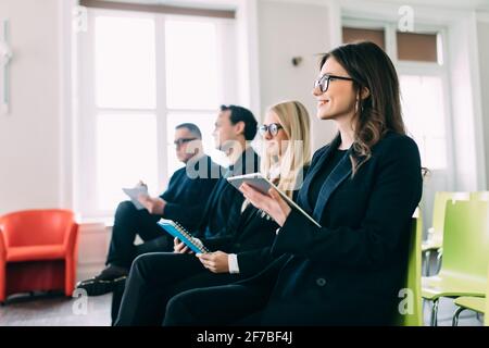 Seminarmoderator auf der Unternehmenskonferenz hält Rede Workshop-Diskussion in Halle während der Unternehmensschulung. Stockfoto