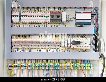 Elektrische Schalttafel mit verschiedenfarbigen Drähten und Sensoren Stockfoto