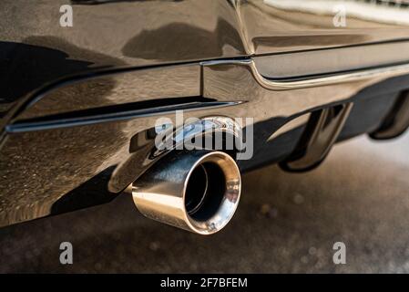 Detail von Chrome Auto Tuning Auspuff auf der Straße Stockfoto