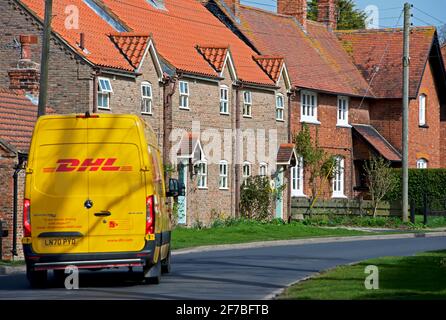 DHL-Lieferwagen im Dorf Wheldrake, North Yorkshire, England Stockfoto