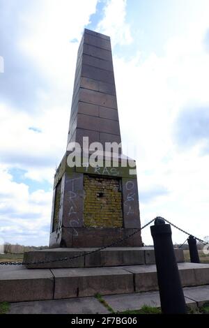 Obelisk - Denkmal zur Erinnerung an die Manoevres Friedrichs des Großen mit 44,000 Truppen im Jahr 1753. Sielmanns Naturlandschaft Döberitzer Heide Stockfoto