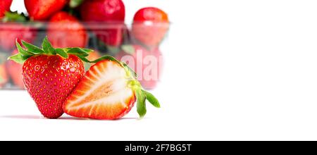 Griechenland Erdbeeren isoliert auf weißem Hintergrund. Frische Bio reife Spanien Erdbeere mit Kunststoff-Tablett auf dem Hintergrund Stockfoto