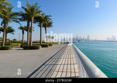 Garten vor dem Louvre. Abu Dhabi, Vereinigte Arabische Emirate. Stockfoto