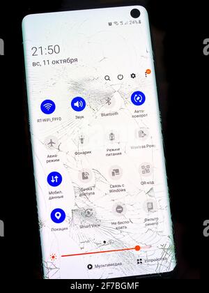 Krasnodar, Russland-11.10.2020: Risse auf dem zerbrochenen Glas eines Samsung-Telefons mit dem Bildschirm auf einem schwarzen Hintergrund. Glasschutz gegen Herunterfallen Stockfoto