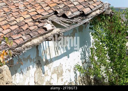 Von Zeit zu Zeit kaputt gefliestes Haus. Vorderansicht. Stockfoto