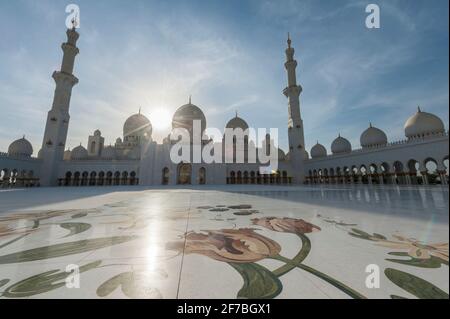 Der Innenhof der Scheich-Zayed-Moschee in Abu Dhabi, Vereinigte Arabische Emirate. Stockfoto