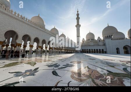 Der Innenhof der Scheich-Zayed-Moschee in Abu Dhabi, Vereinigte Arabische Emirate. Stockfoto