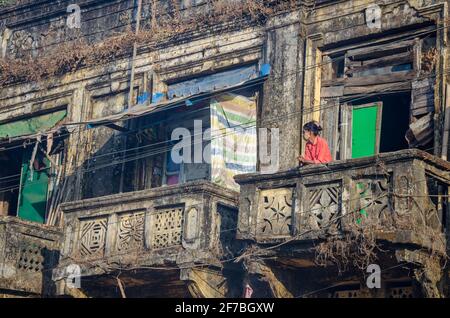 Eine Frau auf ihrem Balkon in Bago, Myanmar Stockfoto