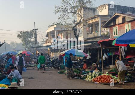 Ein Straßenmarkt in Bago, Myanmar Stockfoto