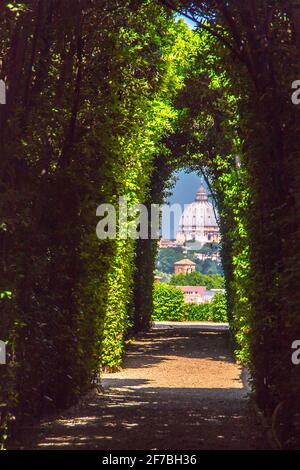 Petersdom durch das Schlüsselloch der Villa Malta, Giardino degli Aranci, Orange Garden, Aventine Hill, Turist, Rom, Latium, Italien, Europa Stockfoto