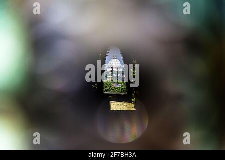 Petersdom durch das Schlüsselloch der Villa Malta, Giardino degli Aranci, Orange Garden, Aventine Hill, Turist, Rom, Latium, Italien, Europa Stockfoto
