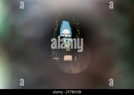 Petersdom durch das Schlüsselloch der Villa Malta, Giardino degli Aranci, Orange Garden, Aventine Hill, Turist, Rom, Latium, Italien, Europa Stockfoto