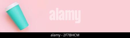 Einfach flach Lay Design blau Papier Kaffeetasse auf rosa pastellfarbenem Hintergrund. Behälter für Getränke zum Mitnehmen. „Guten Morgen, wach auf“-Konzept Stockfoto