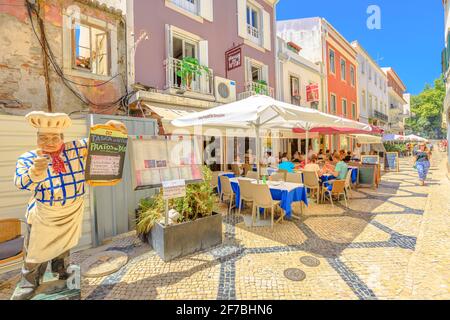 Cascais, Portugal - 6. August 2017: Typische Fußgängerzone enge Straße im Zentrum des historischen Touristenorts an der Küste von Lissabon in der Sommersaison. Cascais Stockfoto