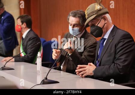 Pressekonferenz in Anwesenheit des Gouverneurs der Lombardei Attilio Fontana und der Bürgermeister von Bergamo Giorgio Gori in Das Impfzentrum von Promoberg Stockfoto