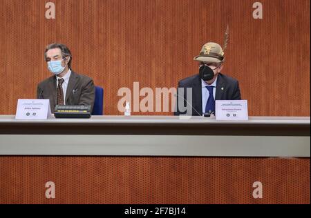 Pressekonferenz in Anwesenheit des Gouverneurs der Lombardei Attilio Fontana und der Bürgermeister von Bergamo Giorgio Gori in Das Impfzentrum von Promoberg Stockfoto