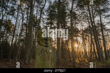 Wooplaw, Scottish Borders, Schottland Großbritannien. 6. April 2021 Wooplaw Community Woodland Woods, Wooplaw, Scottish Borders, Schottland Großbritannien. Schottland, Großbritannien., Weather, Image zeigt eine Skulptur in Burr Ulme von Tim Stead vom russischen Künstler Eduard Bersudsky Tim Stead, einem Holzbildhauer und Möbelbauer, der in der Nähe im Dorf Blainslie lebte, der versuchen wollte, einen Teil der massiven Ulme zu ersetzen, Eichen und Eschen, die er in seinen Kunstwerken verwendet hatte. Wooplaw ist ein Gebiet mit vielfältigen Wäldern an den schottischen Grenzen. Quelle: phil wilkinson/Alamy Live News Stockfoto