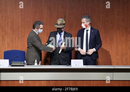 Pressekonferenz in Anwesenheit des Gouverneurs der Lombardei Attilio Fontana und der Bürgermeister von Bergamo Giorgio Gori in Das Impfzentrum von Promoberg Stockfoto