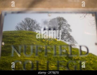 Castle Mound, Oxford Castle, reflektiert in Nuffield College, University of Oxford, Oxfordshire, England. GB, GB. Stockfoto