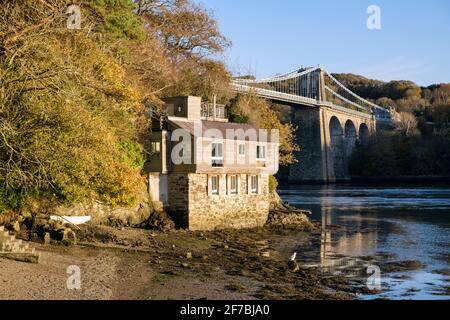 Manadwyn Ferienhaus und Menai Hängebrücke über Menai Strait im Herbst von der belgischen Promenade aus gesehen. Menai Bridge Isle of Anglesey Wales Großbritannien Stockfoto