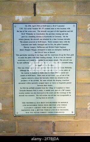Denkmal für die Besatzungsmitglieder, die bei dem Absturz einer RAF Avro Lancaster im Krieg in Colchester, Essex, Großbritannien, getötet wurden. Gedenkstätte zum Zweiten Weltkrieg Stockfoto