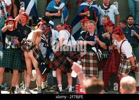 Schottische Fans singen ihre Herzen heraus und zeigen ihr Unterteil Zur Unterstützung ihrer Fußballmannschaft auf dem Trafalgar Square Das Spiel England gegen Schottland während der Euro 96 Dbase Stockfoto