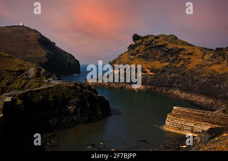 Sonnenuntergang am boscastle Hafen in cornwall england Stockfoto