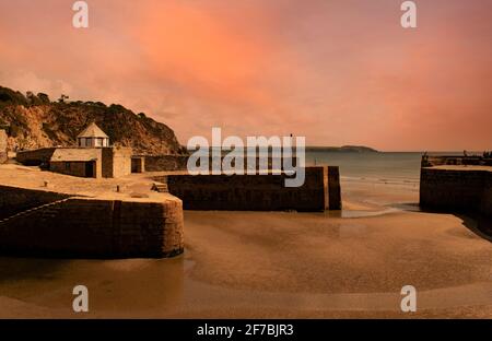 Sonnenaufgang über dem historischen Hafen in charlestown cornwall england Stockfoto