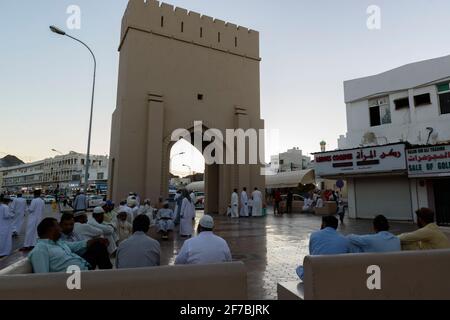 Männer gesellten sich nach einem heißen Tag im Stadtzentrum von Muscat in der Nähe des Souks Mutrah, Oman. Stockfoto