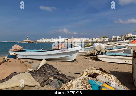 Kleine Fischerboote am Strand des Dorfes Ayjah in der Nähe der Stadt Sur, Oman. Stockfoto