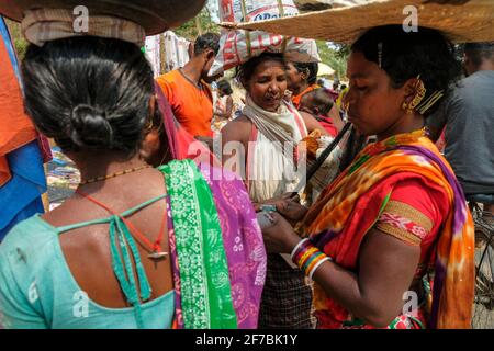 Chatikona, Indien - 2021. Februar: Adivasi-Frauen aus dem Stamm der Dongria Kondh auf dem Chatikona-Markt am 17. Februar 2021 in Chatikona, Odisha, Indien. Stockfoto