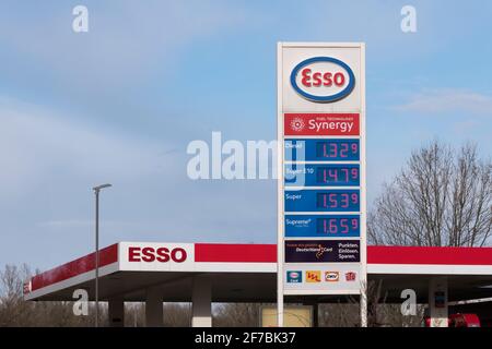 Deutschland , Cottbus , 27.03.2021 , Preistafel an einer ESSO-Tankstelle Stockfoto