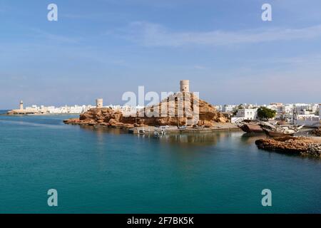 Wachtürme und Daus im Dorf Ayjah in der Nähe der Stadt Sur, Oman. Stockfoto