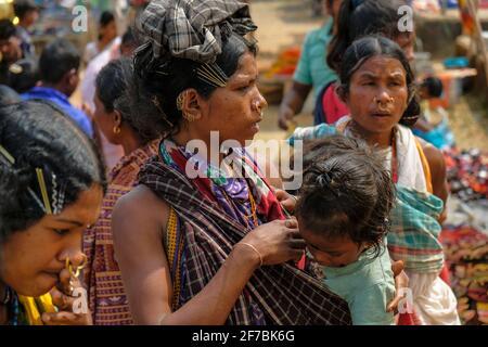 Chatikona, Indien - 2021. Februar: Adivasi-Frauen aus dem Stamm der Dongria Kondh auf dem Chatikona-Markt am 17. Februar 2021 in Chatikona, Odisha, Indien. Stockfoto