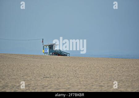 Landschaft mit blauem Lifeguard-Wachturm am sandigen Venice Beach in Los Angeles, Kalifornien, USA. Stockfoto