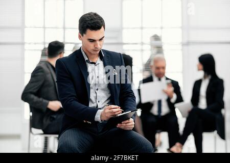 Nahaufnahme. Finanzberater, der ein Geschäftsdokument studiert Stockfoto