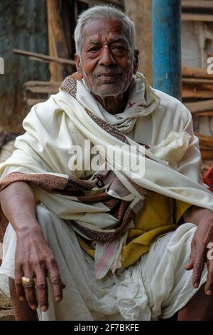 Kunduli, Indien - Februar 2021: Porträt eines älteren Mannes auf dem Kunduli-Markt am 19. Februar 2021 in Kunduli, Odisha, Indien. Stockfoto