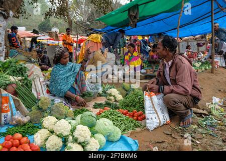 Kunduli, Indien - 2021. Februar: Adivasi-Frauen aus Mali verkaufen Gemüse auf dem Kunduli-Markt am 19. Februar 2021 in Odisha, Indien. Stockfoto